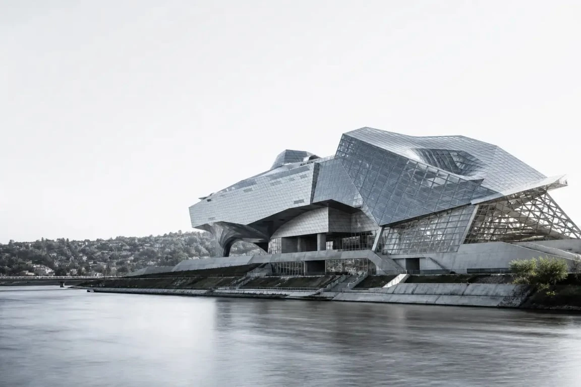Musée des Confluences à Lyon, vue extérieure de l'architecture en verre et acier