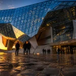 musee de confluences à Lyon : façade vitrée et visiteurs