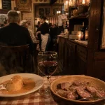 Restaurants bouchons lyon : tables traditionnelles avec plats lyonnais fumants