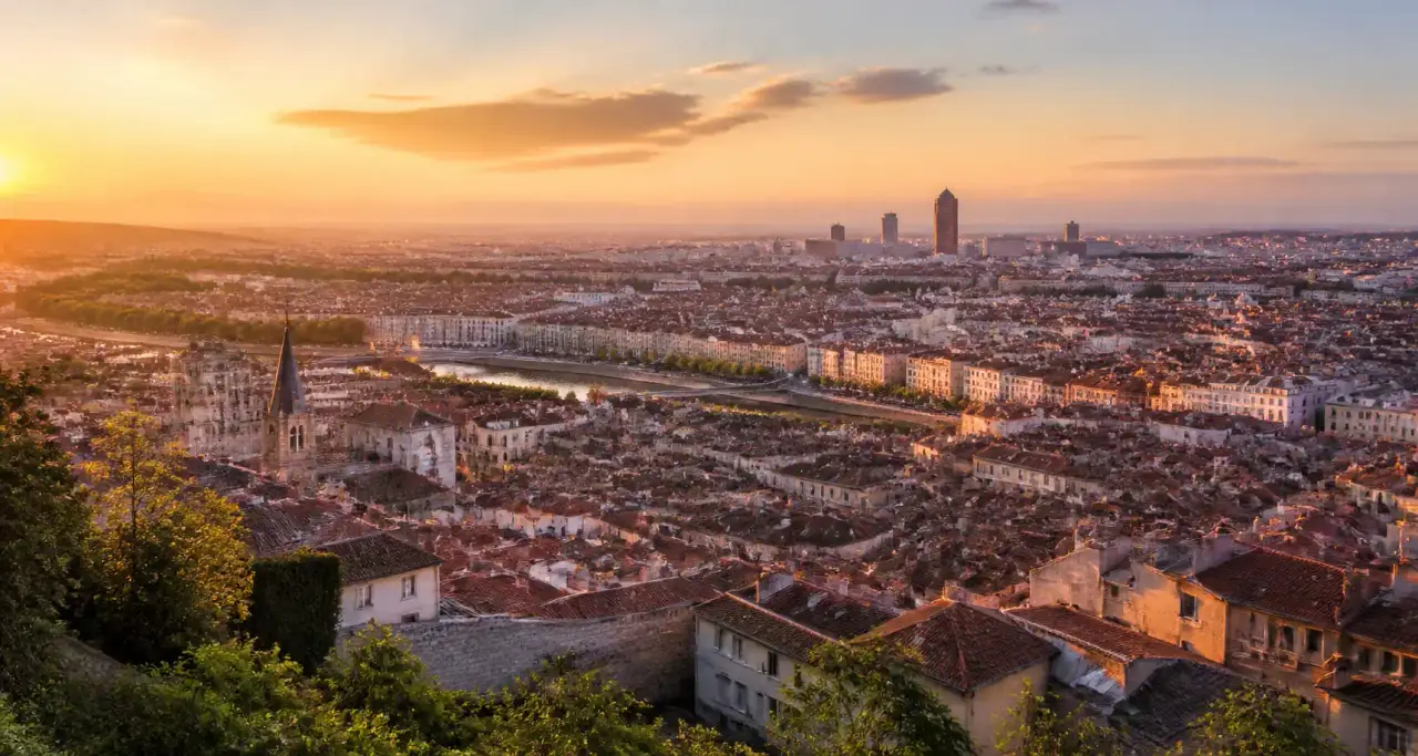 Vue panoramique sur les toits du Vieux Lyon depuis Fourvière