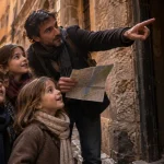 Visite vieux lyon en famille : enfants et adulte devant une traboule à Lyon