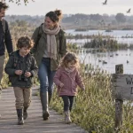 Week-end en famille proche lyon : famille à la Dombes, passerelle et vélo pliant