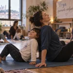 Yoga en famille lyon : parent et enfant qui s’étirent sur un tapis