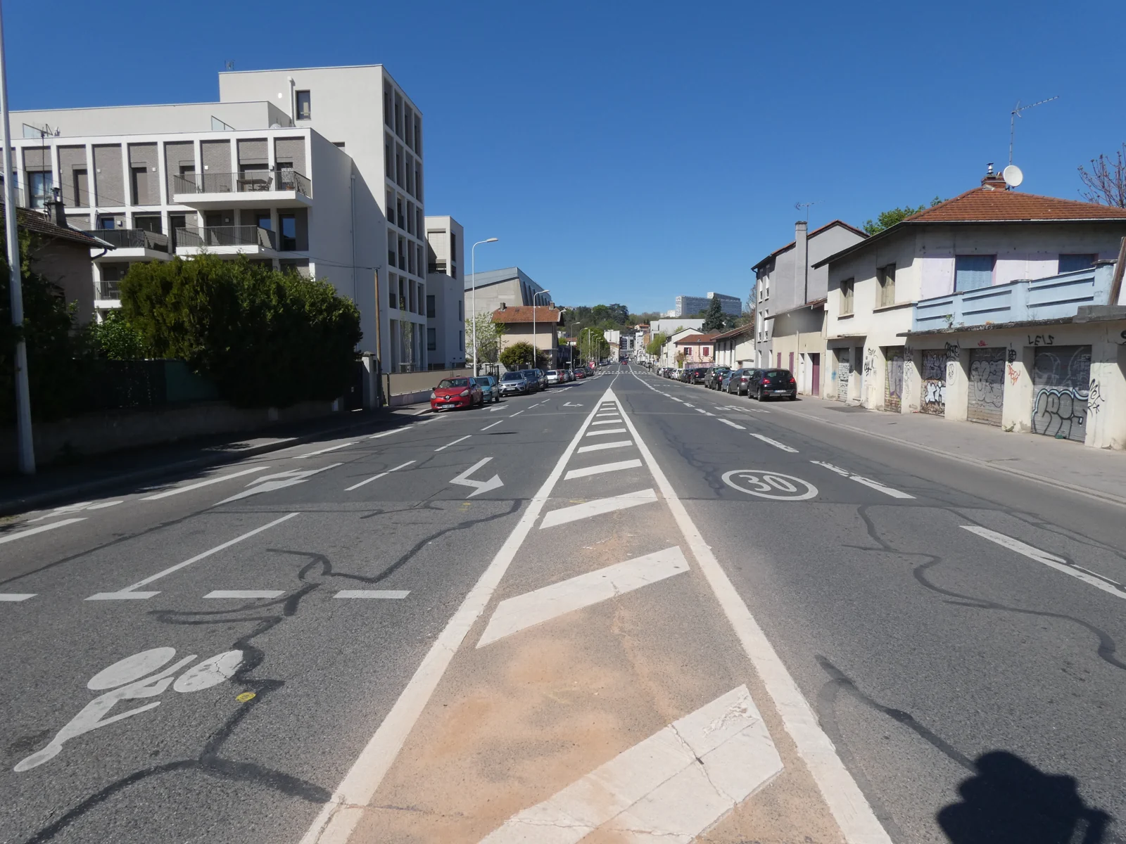 L’avenue Sidoine Apollinaire au carrefour de la rue Gorge-de-Loup, en avril 2026, à environ 190 mètres à vol d’oiseau de la piscine de Vaise. Vue du chemin d’accès dans le quartier.