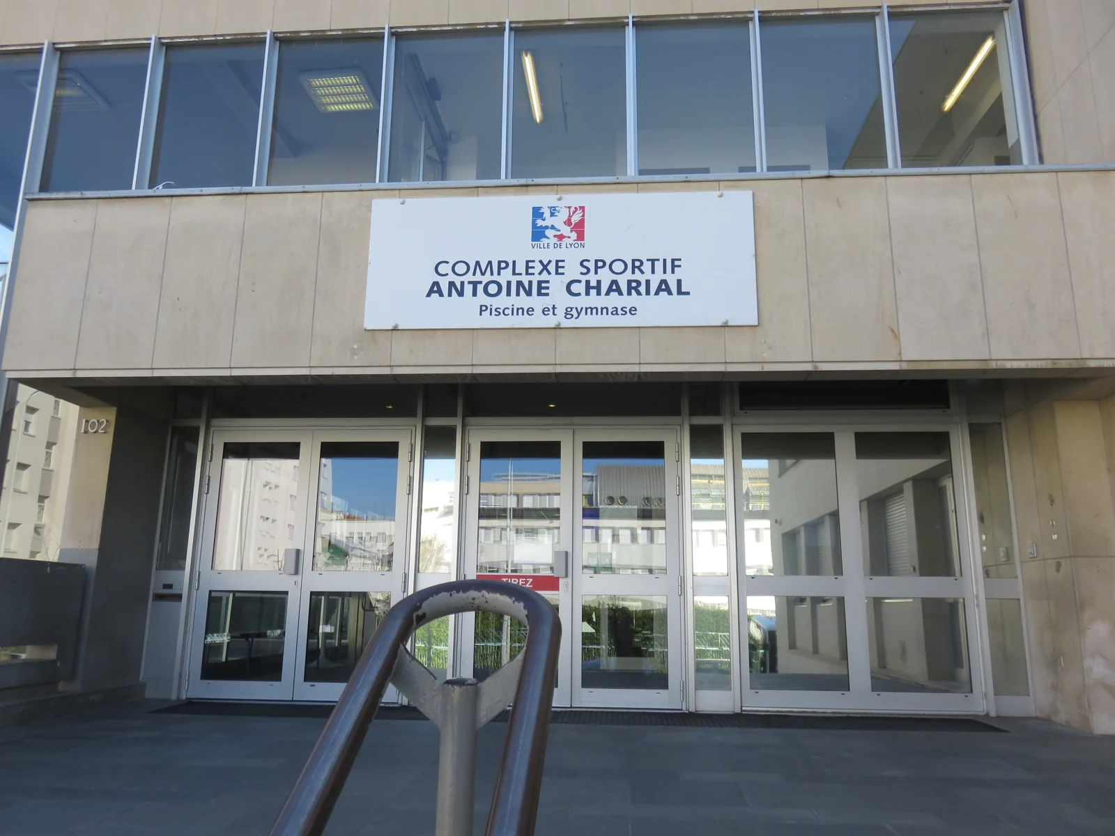 Entrée du complexe sportif Antoine Charial en mars 2019, avant la rénovation annoncée en 2026.