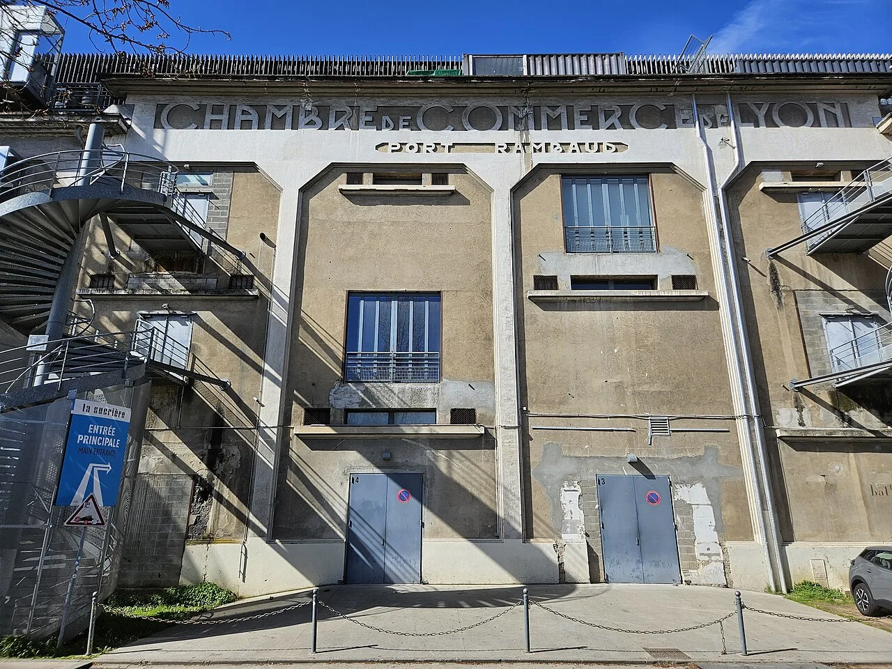 La Sucrière, qui accueille Le Sucre sur son toit.